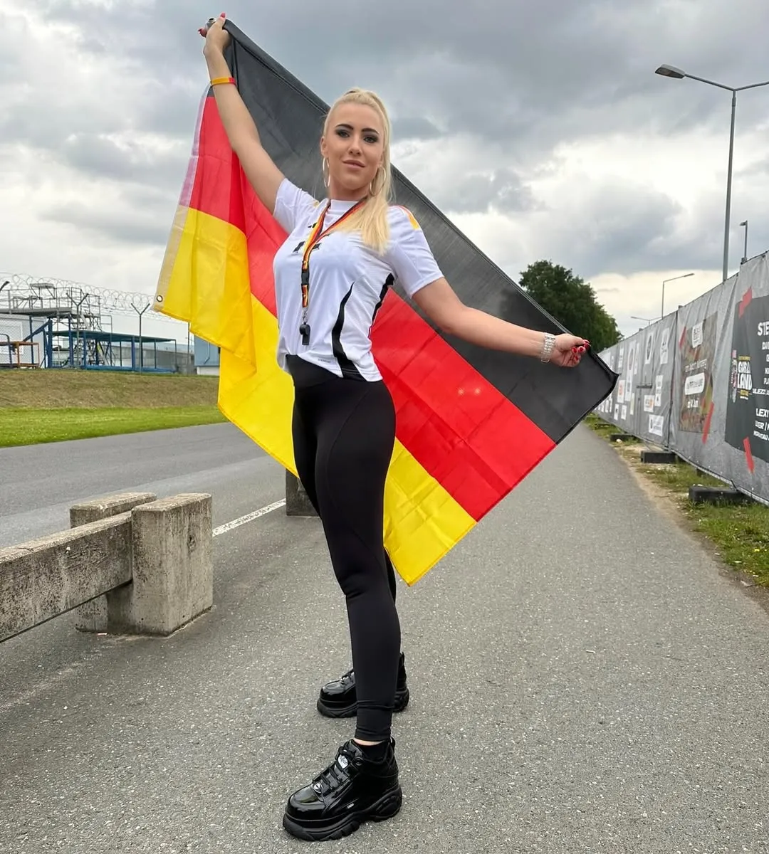 Daynia model pose